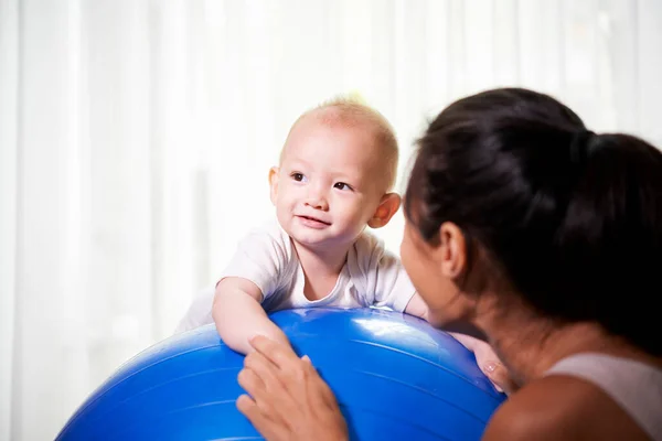 Giovane Madre Che Gioca Con Suo Piccolo Figlio Carino Sorridente — Foto Stock