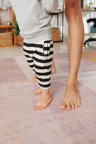 Zbliżenie Ojca Trzymającego Ręce Swojego Małego Boso Uczącego Chodzić — Zdjęcie stockowe