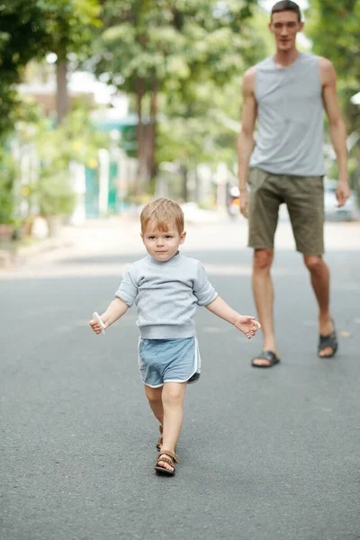Tatlı Küçük Çocuk Babasıyla Birlikte Yolda Yürüyor Arka Planda Dışarıda — Stok fotoğraf