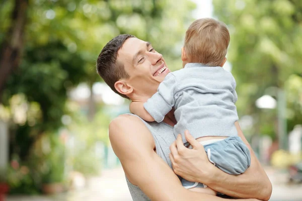 Joven Padre Abrazando Amando Pequeño Hijo Durante Paseo Por Parque —  Fotos de Stock
