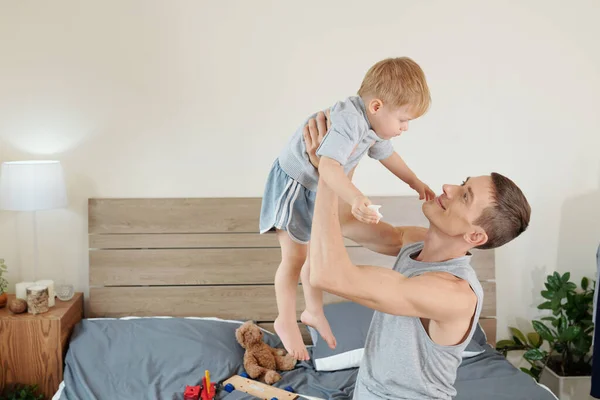 Buon Padre Seduto Sul Letto Giocare Con Suo Bambino Camera — Foto Stock