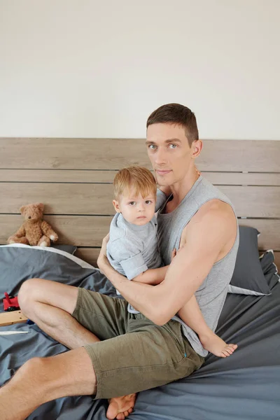 Ritratto Giovane Padre Che Abbraccia Suo Figlio Mentre Siedono Sul — Foto Stock
