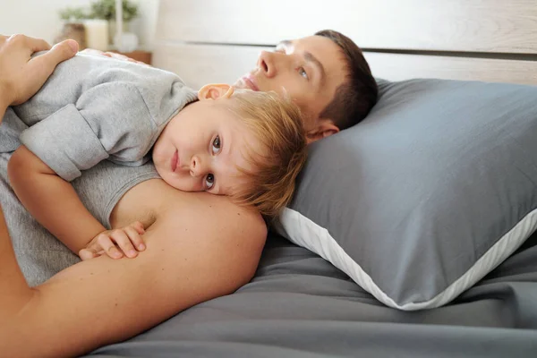 Jonge Vader Liggend Bed Samen Met Zijn Baby Zet Hem — Stockfoto