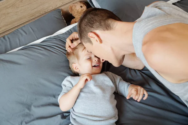 Mladý Otec Dává Dítě Spát Jeho Posteli Pohled Shora — Stock fotografie