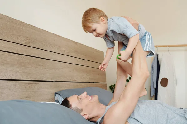 Jeune Homme Couché Sur Lit Élever Son Enfant Ils Jouent — Photo