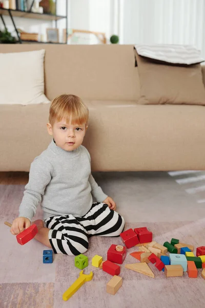 Menino Sentado Chão Brincando Com Blocos Coloridos Sala — Fotografia de Stock