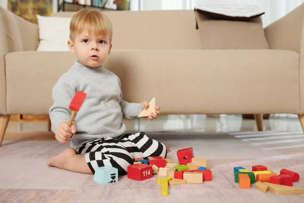 Retrato Del Niño Mirando Cámara Mientras Está Sentado Suelo Jugando — Foto de Stock