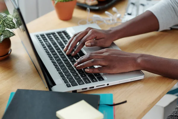Fiatal Laptopon Gépel Amikor Otthon Dolgozik Irodában — Stock Fotó