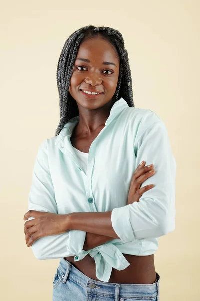 Портрет Позитивной Молодой Чернокожей Женщины Скрещивающей Руки Улыбающейся Камеру — стоковое фото