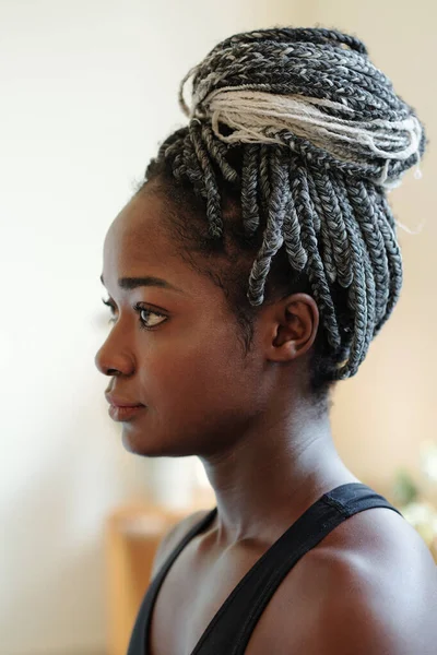 Tête Chère Jeune Femme Noire Aux Cheveux Tressés Chignon Regardant — Photo