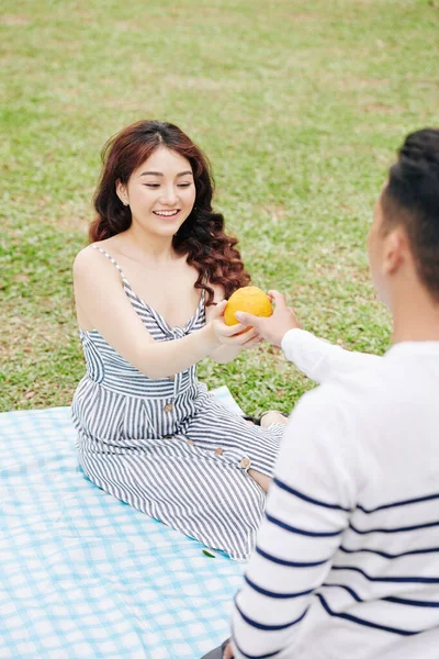 Jovem Dando Laranja Fresca Para Sua Namorada Sorridente Bonita Quando — Fotografia de Stock