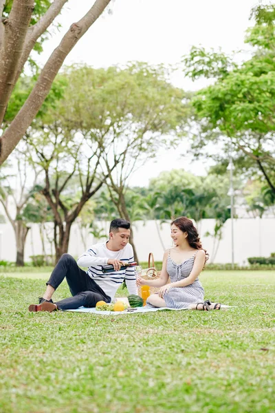 Glückliches Junges Vietnamesisches Verliebtes Paar Genießt Rotwein Und Gespräch Beim — Stockfoto