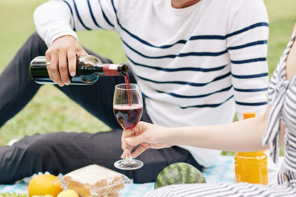 Imagen Recortada Joven Que Vierte Vino Tinto Una Copa Novia — Foto de Stock