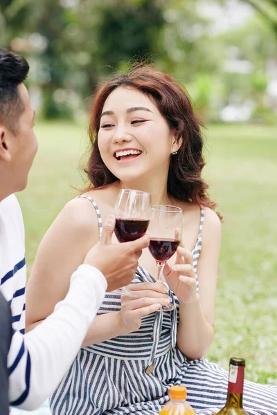 Feliz Emocionado Joven Asiática Bebiendo Vino Con Novio Parque Ciudad — Foto de Stock