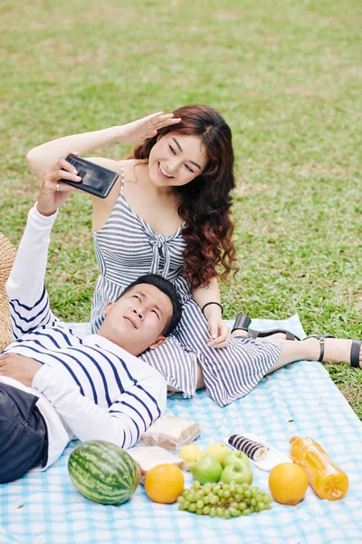 Jovem Casal Vietnamita Desfrutando Piquenique Romântico Parque Cidade Tirando Selfie — Fotografia de Stock