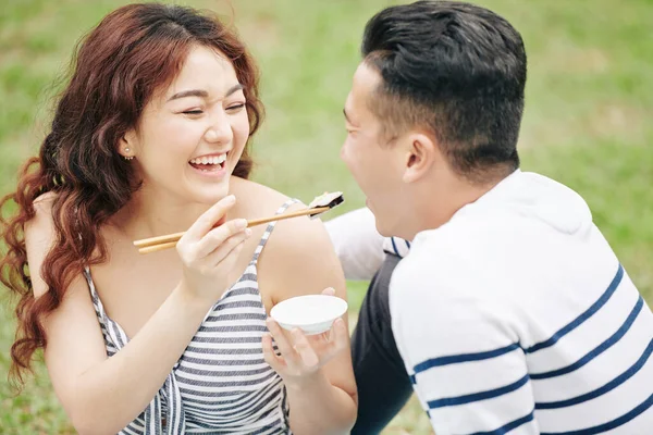 Riéndose Hermosa Joven Vietnamita Mujer Dando Pedazo Sushi Novio Cuando —  Fotos de Stock