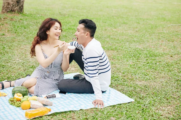 Hübsch Lächelnde Junge Vietnamesin Füttert Freund Beim Picknick Park Mit — Stockfoto