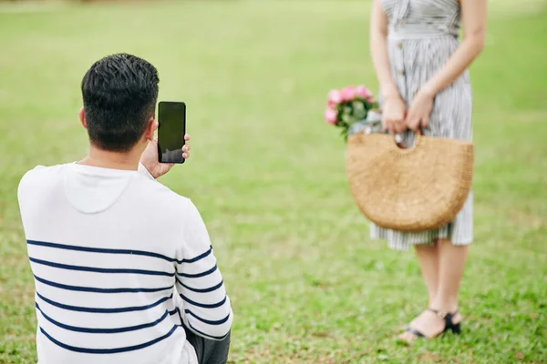 Jeune Homme Prenant Une Photo Petite Amie Avec Sac Osier — Photo