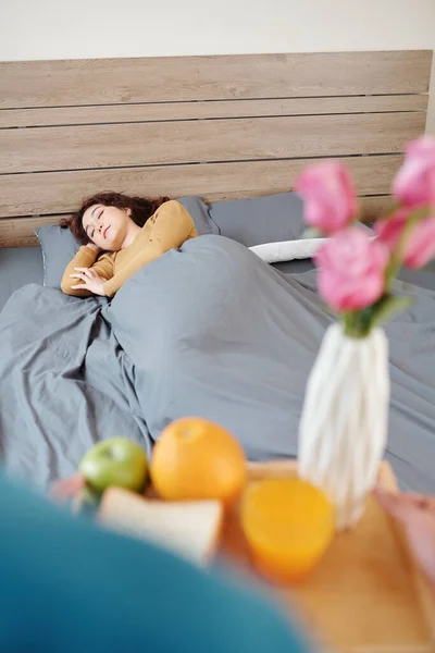 Beautiful Young Woman Sleeping Bed Husband Bringing Her Tray Breakfast — Stock Photo, Image