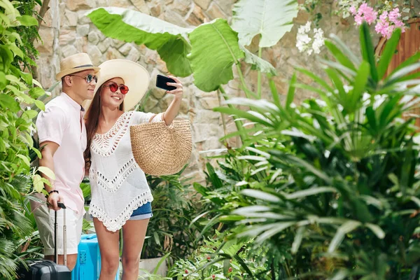 Glücklich Lächelndes Junges Paar Mit Koffern Macht Selfie Garten Des — Stockfoto