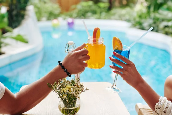 Hands Man Woman Clinking Glasses Sweet Fruit Cocktails Enjoying Sunbathing — Stock Photo, Image