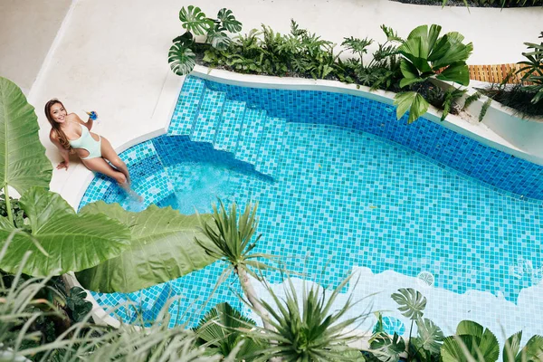 Atractiva Mujer Asiática Joven Traje Baño Sentado Borde Piscina Salpicaduras — Foto de Stock