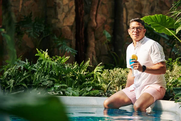 Retrato Hombre Guapo Forma Vasos Sentados Borde Piscina Beber Delicioso — Foto de Stock