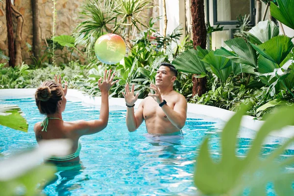 Couple Playing Inflatable Ball Swimming Pool Spa Resort — Stock Photo, Image