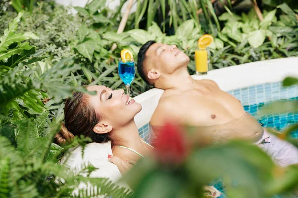 Beautiful Couple Relaxing Refreshing Swimming Pool Hot Summer Day Enjoying — 图库照片