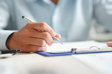 Girişimci okuma ve imzalama sözleşmesinin yakın plan resmi, seçici odaklanma