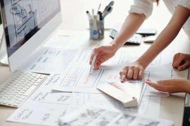 UI tasarımcısının elleri ve proje yöneticisi yeni mobil uygulama için renk paleti seçiyor