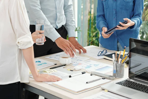 Groep Ondernemers Aan Tafel Met Grafieken Rapporten Het Analyseren Van — Stockfoto