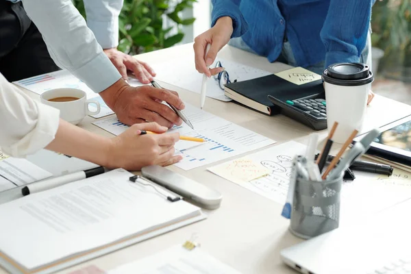 Groupe Gestionnaires Pointant Vers Graphique Sur Table Bureau Lors Discussion — Photo