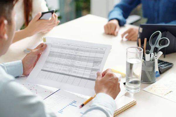 Teamleider Controledocument Met Tabel Met Portretgegevens Bij Een Ontmoeting Met — Stockfoto