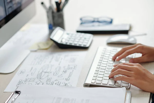 Manos Mujer Negocios Trabajando Computadora Escritorio Oficina Enfoque Selectivo — Foto de Stock