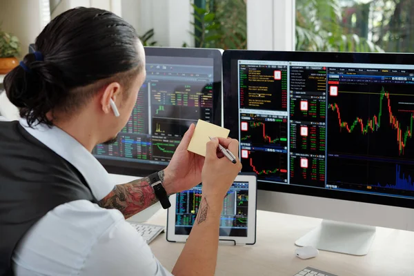 Comerciante Mirando Gráficos Bursátiles Pantallas Computadora Tomando Notas Notas Adhesivas —  Fotos de Stock