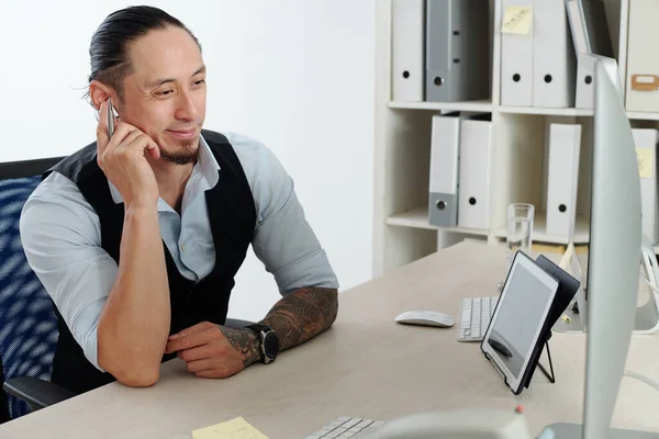 Feliz Comerciante Sorrindo Formalwear Ouvir Boas Notícias Fones Ouvido Olhando — Fotografia de Stock