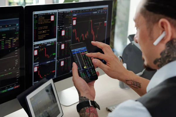 Trader Checking Stock Market Charts Computer Screens Buying Stocks Application — Stock Photo, Image