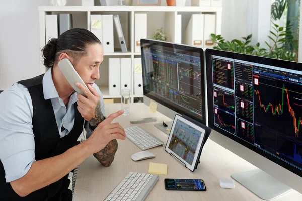 Professional Trader Checking Stock Market Data Screens Computer Digital Table — Stock Photo, Image