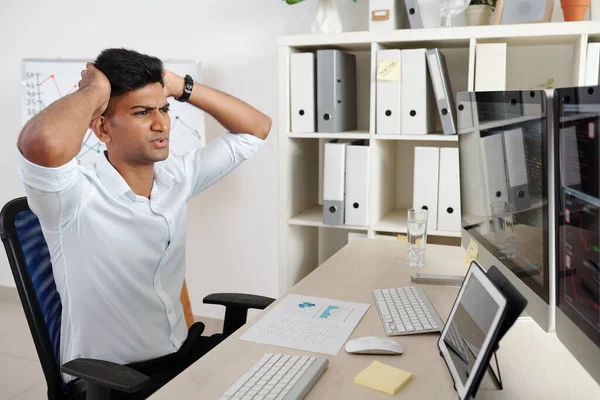 Disperato Infelice Commerciante Indiano Guardando Gli Schermi Del Computer Con — Foto Stock