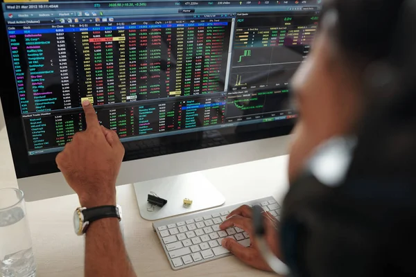 Trader Che Punta Sullo Schermo Del Computer Con Dati Finanziari — Foto Stock