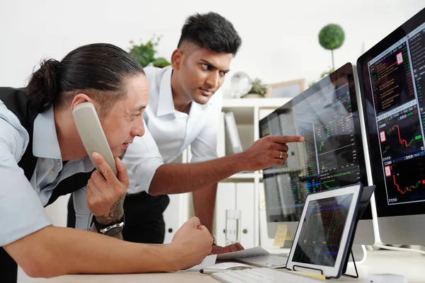 Financial Brokers Monitoring Stock Market Analyzing Price Flow Buying Stocks — Stock Photo, Image