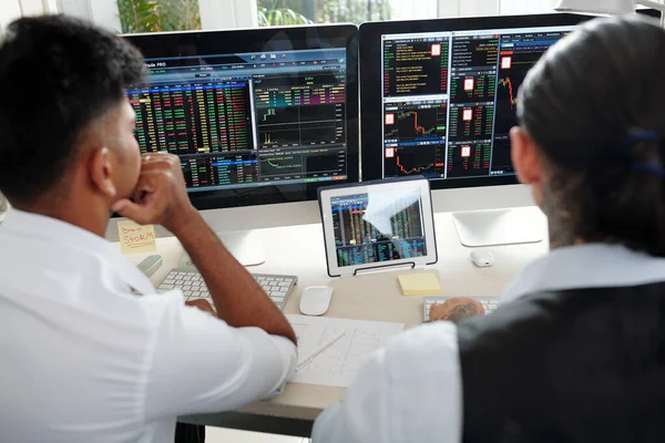 Pensive Traders Analyzing Recent Stock Exchange Trends Computer Monitors View — 图库照片