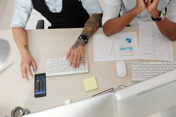 Hände Von Finanzmaklern Die Börsentrends Analysieren Und Planen Kaufen Ist — Stockfoto