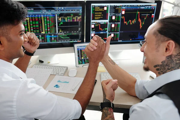 Glücklich Aufgeregte Händler Beim Händeschütteln Feiern Tollen Arbeitstag — Stockfoto