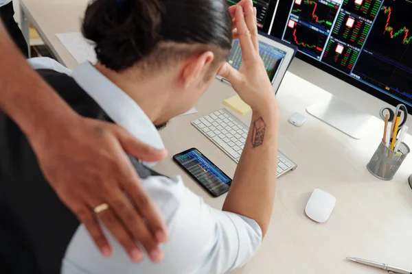 Trader Supporting Colleague Monitoring Stock Market Application Smartphone — Stock Photo, Image