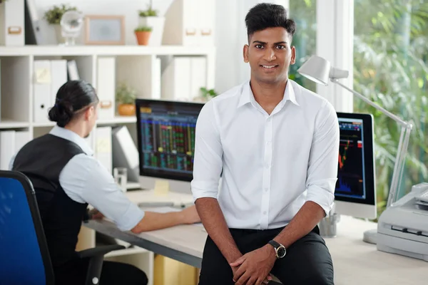 Portret Van Gelukkige Knappe Jonge Indiaanse Effectenmakelaar Leunend Kantoortafel Lachend — Stockfoto