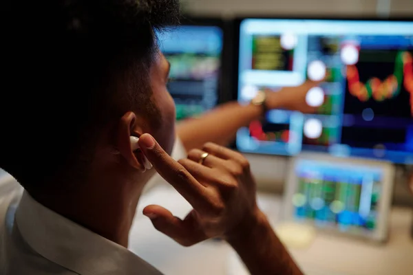 Kereskedő Fülhallgatóval Számítógép Képernyőjére Mutat Készletadatokkal Vásárlási Hozzájárulásokkal — Stock Fotó