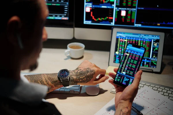 Trader Working Late Night Checking Stock Markets Data Application Smartphone — Stock Photo, Image