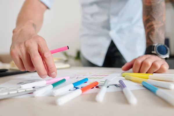 Imagem Close Designer Gráfico Usando Canetas Ponta Feltro Várias Cores — Fotografia de Stock